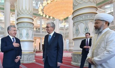 Қасым-Жомарт Тоқаев Өзбекстан Президенті Шавкат Мирзиёевпен бірге Түркістандағы жаңа мешітті аралап көрді